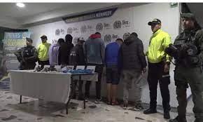 Los capturados intimidaban a sus víctimas a través de panfletos amenazantes con títulos alusivos al ‘Tren de Aragua’, exigiéndoles 400 mil pesos semanales.
