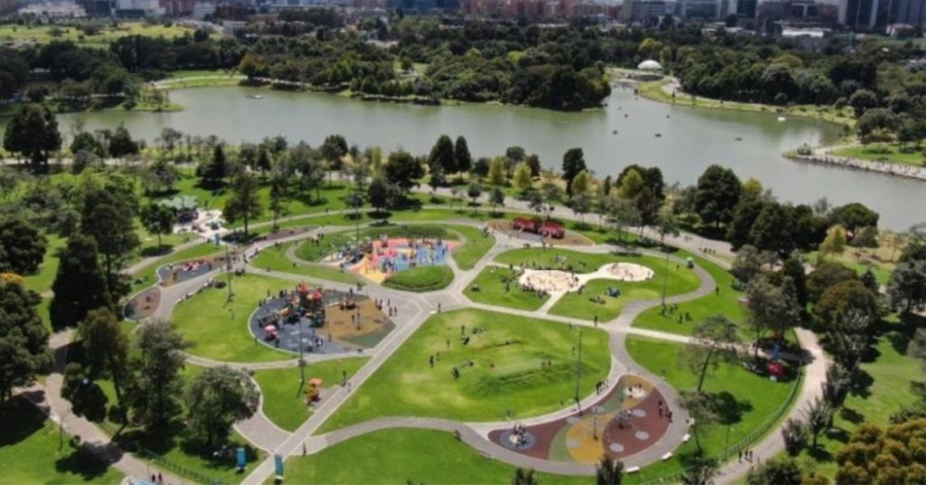 Estos parques son aquellos cuya extensión es mayor a una hectárea, proveen una oferta cualificada para el aprovechamiento del tiempo libre y la actividad física.