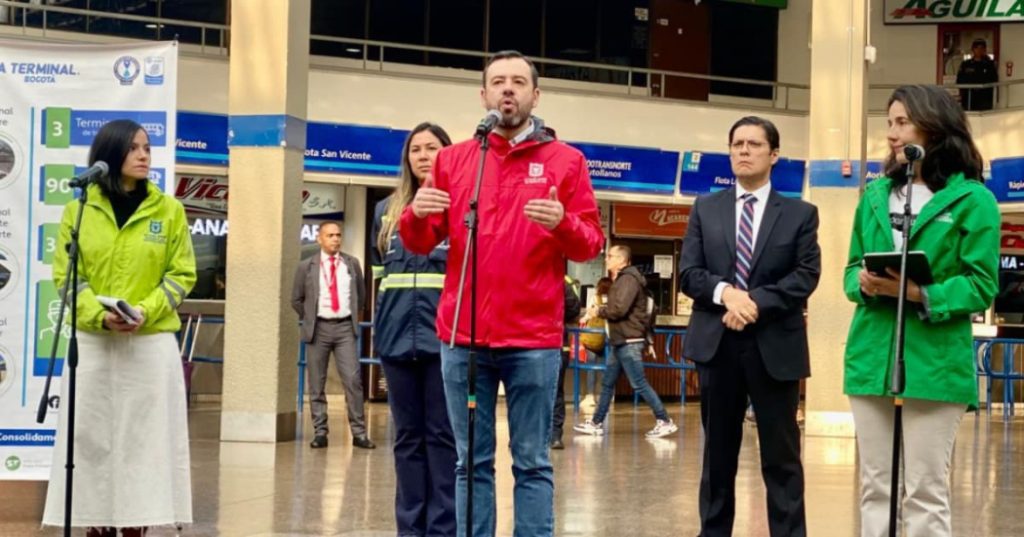 El alcalde Carlos Fernando Galán anunció las medidas de movilidad en la Semana Santa.