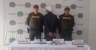 Capturan a hombre que asaltaba a mano armada y portaba una granada en BogotáCapturan a hombre que asaltaba a mano armada y portaba una granada en Bogotá.