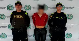 Policía de Bogotá capturó a mujer extranjera que extorsionaba a comerciantes.