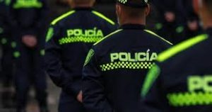 Dos policías separados del cargo en Bogotá por hurtarle el dinero a una mujer.