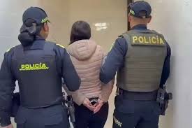 Una mujer capturada por hurtar siete celulares en TransMilenio.