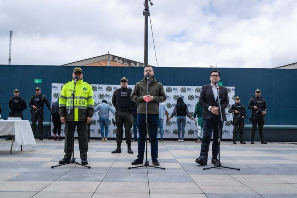 General José Daniel Gualdrón, comandante de la Policía de Bogotá; alcalde de Bogotá, Carlos Fernando Galán y César Restrepo, secretario de Seguridad.