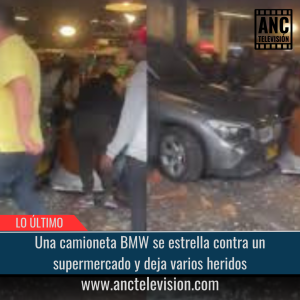 Una camioneta BMW se estrella contra un supermercado.