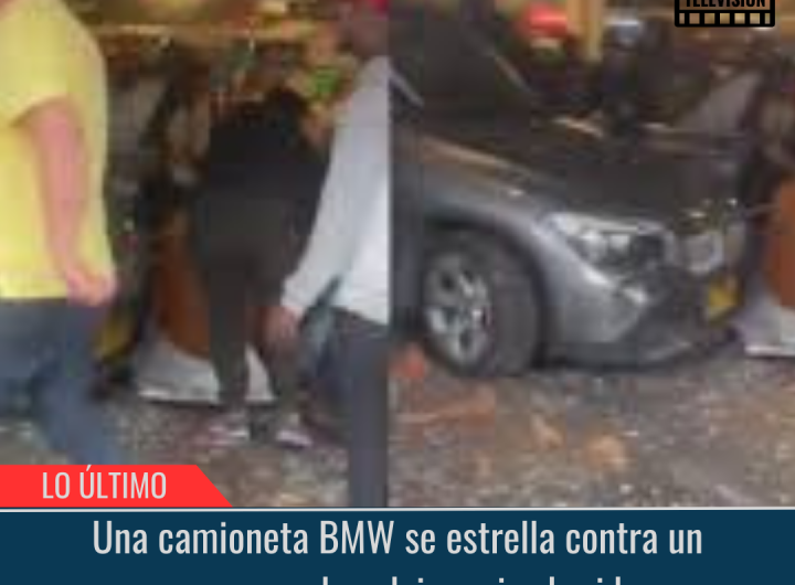 Una camioneta BMW se estrella contra un supermercado.