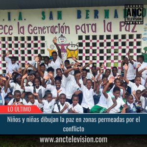 Niños y niñas dibujan la paz.